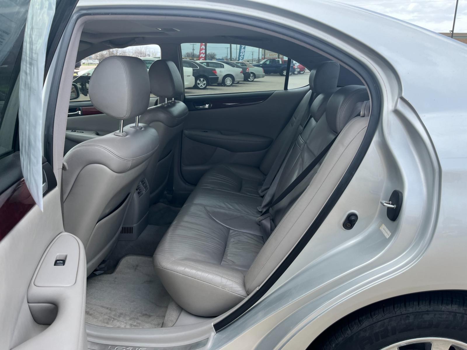 2003 SILVER /gray Lexus ES 300 Sedan (JTHBF30G135) with an 3.0L V6 DOHC 24V engine, 5-Speed Automatic Overdrive transmission, located at 14700 Tomball Parkway 249, Houston, TX, 77086, (281) 444-2200, 29.928619, -95.504074 - Photo #9